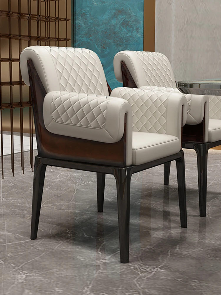 Удобные и малоподвижные высококачественные обеденные стулья в итальянском стиле, покрытые лаком высокого качества, с подлокотниками Изображение 0