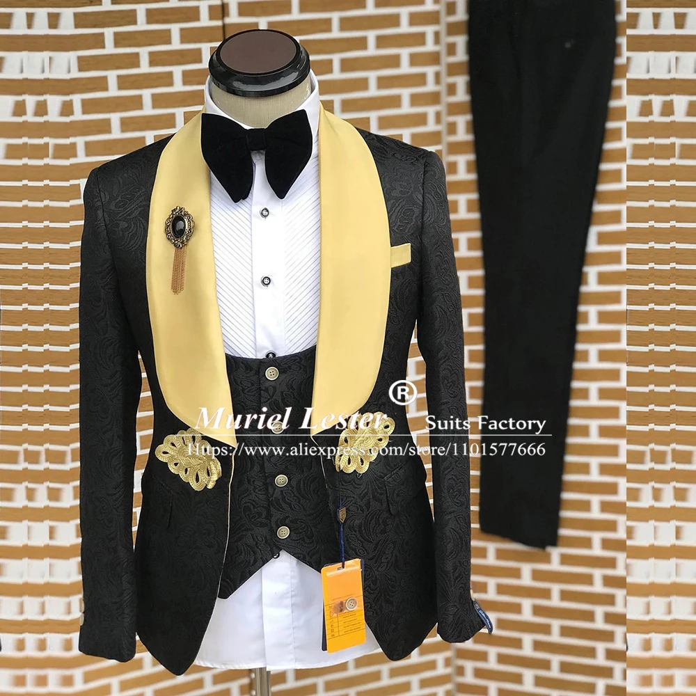 Элегантные мужские костюмы для свадьбы Жаккардовый блейзер с золотым отворотом, сшитый на заказ, смокинг для жениха, 3 предмета, куртка, жилет, брюки Изображение 0